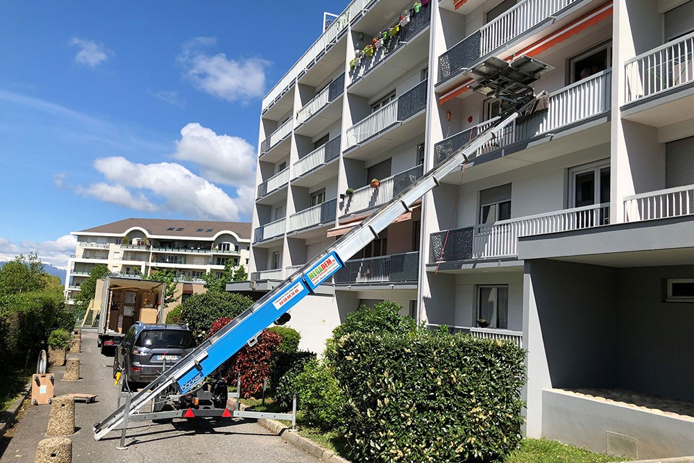 Débarras de votre mobilier avec le monte-meubles Megadem